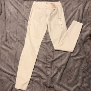White SO jeans! 🤍